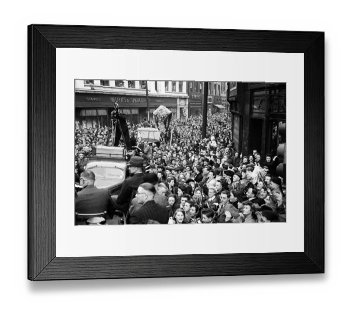 Framed Print : The Derby County team return home with the FA Cup trophy following their victory over Framed Print : The Derby County team return home with the FA Cup trophy following their victory over