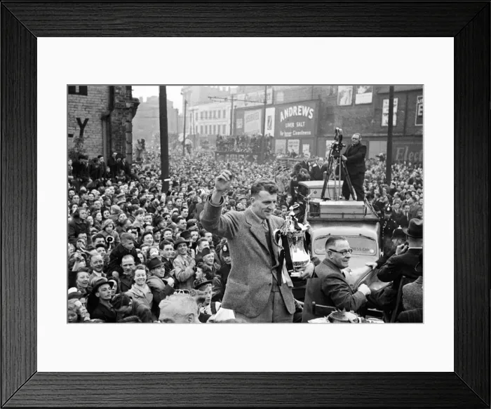 Framed Print : The Derby County team return home with the FA Cup trophy following their victory over Framed Print : The Derby County team return home with the FA Cup trophy following their victory over