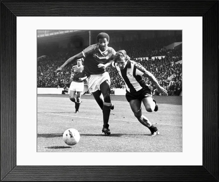 Framed Print : Willie Johnston of West Bromwich Albion with Viv anderson of Forest, September 1978