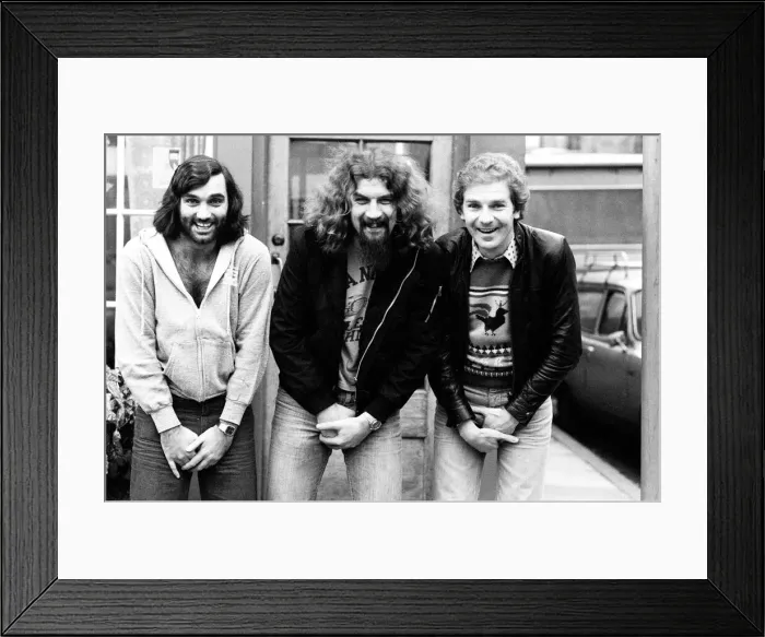 Framed Print : Scottish Comedian and Cabaret star Billy Connolly met George Best in London to discuss Framed Print : Scottish Comedian and Cabaret star Billy Connolly met George Best in London to discuss