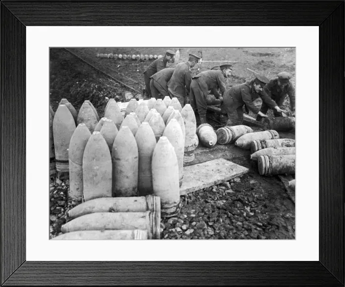 Framed Print : Members of the Royal Garrison Artillery Regiment seen here loading up artillery shells