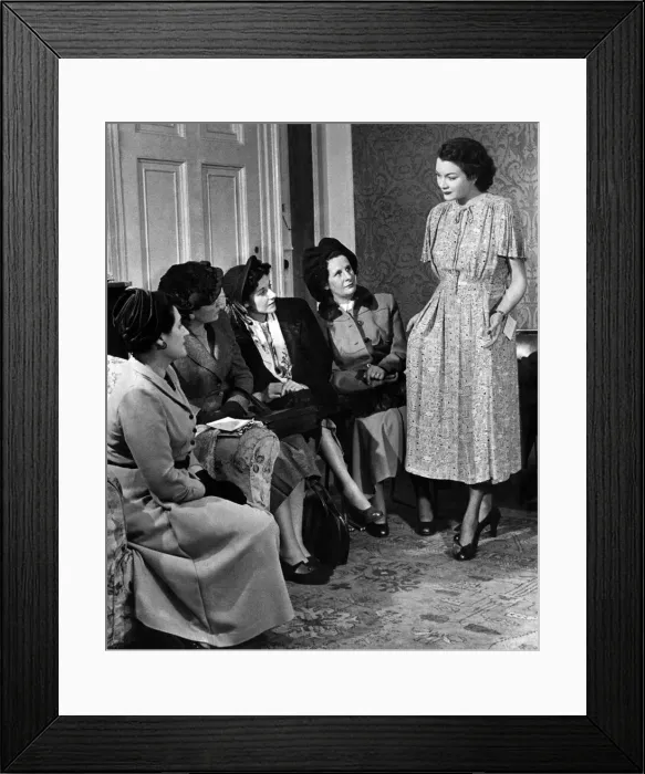 Framed Print : When 26 yr old Eve Phillips, a London mannequin, married Alan Bertram, 31, estate agent Framed Print : When 26 yr old Eve Phillips, a London mannequin, married Alan Bertram, 31, estate agent