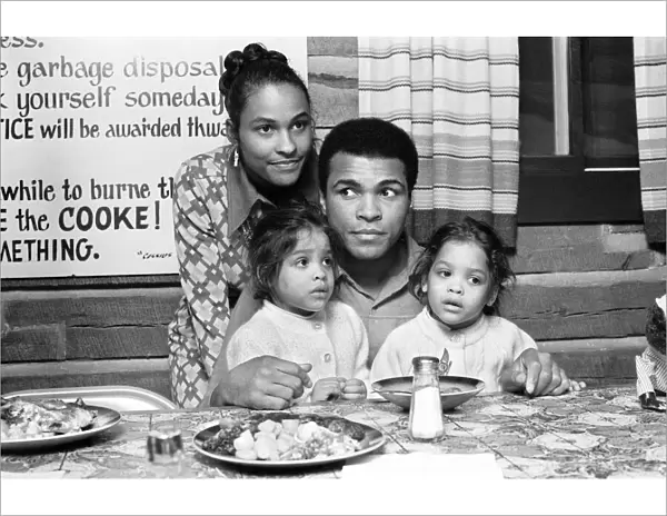 Muhammad Ali with wife Belinda Boyd and twin daughters Jamillah