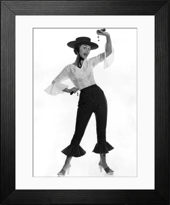 Framed Print : Clothing Fashions 1958: Yolande de Bowoula August 1958 P025263