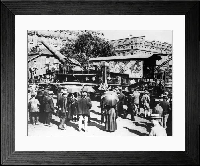 Framed Print : A long range railway gun captured by Canadian troops of the British 4th army Framed Print : A long range railway gun captured by Canadian troops of the British 4th army
