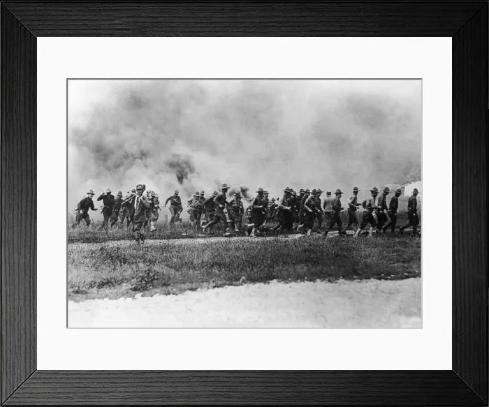 Framed Print : American troops seen here attand machine gun school in Italy running through a smoke Framed Print : American troops seen here attand machine gun school in Italy running through a smoke