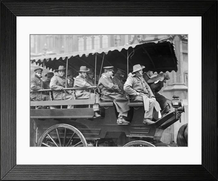 Framed Print : Anzac troops arriving at the Palace of Westminster for the opening of parliament Framed Print : Anzac troops arriving at the Palace of Westminster for the opening of parliament