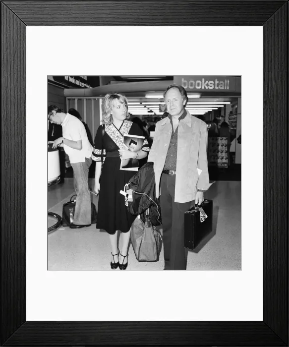 Framed Print : Esther Rantzen and Television producer Desmond Wilcox at Heathrow Airport 27th June 1977 Framed Print : Esther Rantzen and Television producer Desmond Wilcox at Heathrow Airport 27th June 1977
