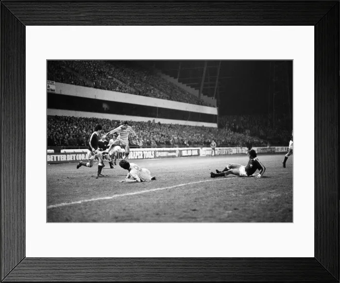 Framed Print : Nottingham Forest 0-1 Dynamo Berlin, European Cup Quarter Final 1st leg match at the City Framed Print : Nottingham Forest 0-1 Dynamo Berlin, European Cup Quarter Final 1st leg match at the City