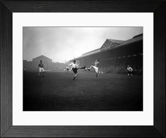 Framed Print : Fulham v Nottingham Forest Football December 2001 Lampe Fulham centre half Framed Print : Fulham v Nottingham Forest Football December 2001 Lampe Fulham centre half