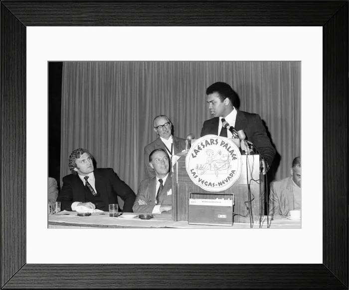 Framed Print : Muhammad Ali and Joe Bugner at a press conference for their upcoming fight Framed Print : Muhammad Ali and Joe Bugner at a press conference for their upcoming fight