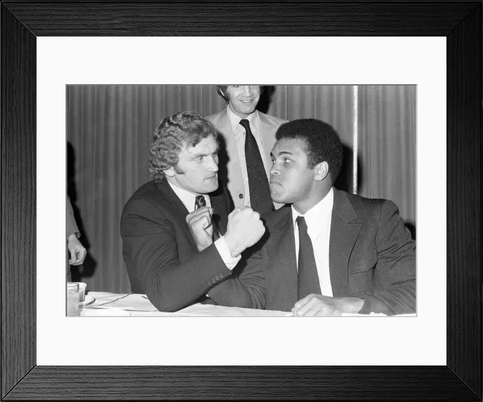 Framed Print : Muhammad Ali and Joe Bugner at a press conference for their upcoming fight Framed Print : Muhammad Ali and Joe Bugner at a press conference for their upcoming fight