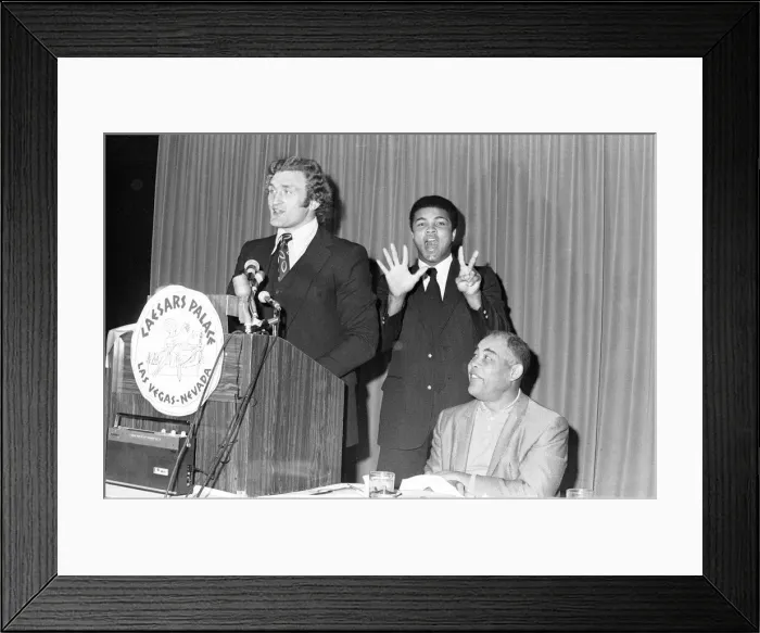 Framed Print : Muhammad Ali and Joe Bugner at a press conference for their upcoming fight Framed Print : Muhammad Ali and Joe Bugner at a press conference for their upcoming fight