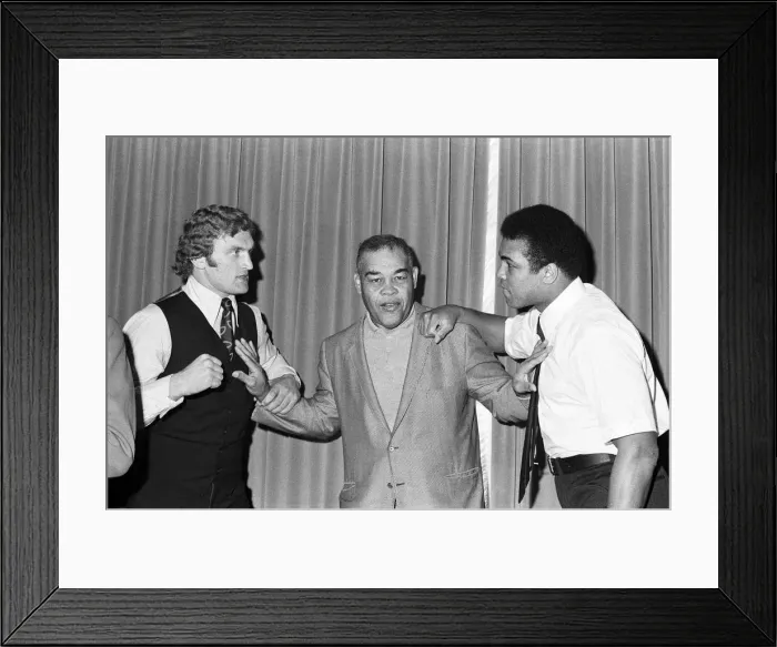 Framed Print : Muhammad Ali and Joe Bugner at a press conference for their upcoming fight Framed Print : Muhammad Ali and Joe Bugner at a press conference for their upcoming fight