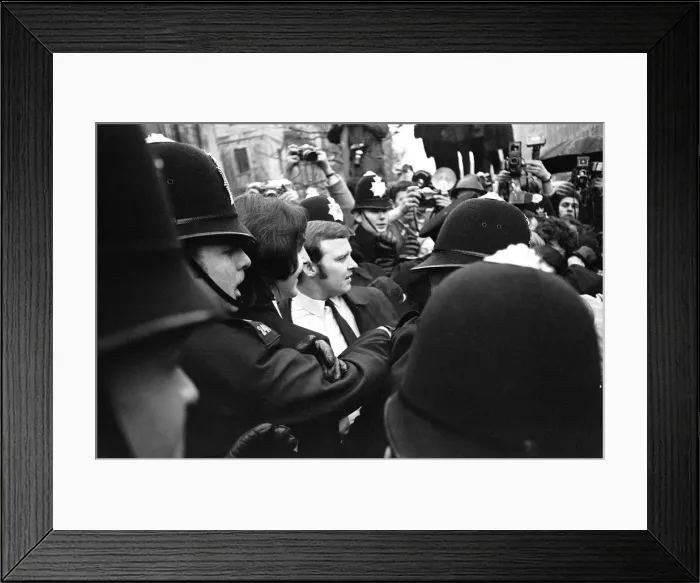 Framed Print : Civil Wedding of Paul McCartney & Linda Eastman, Marylebone Register Office, London Framed Print : Civil Wedding of Paul McCartney & Linda Eastman, Marylebone Register Office, London