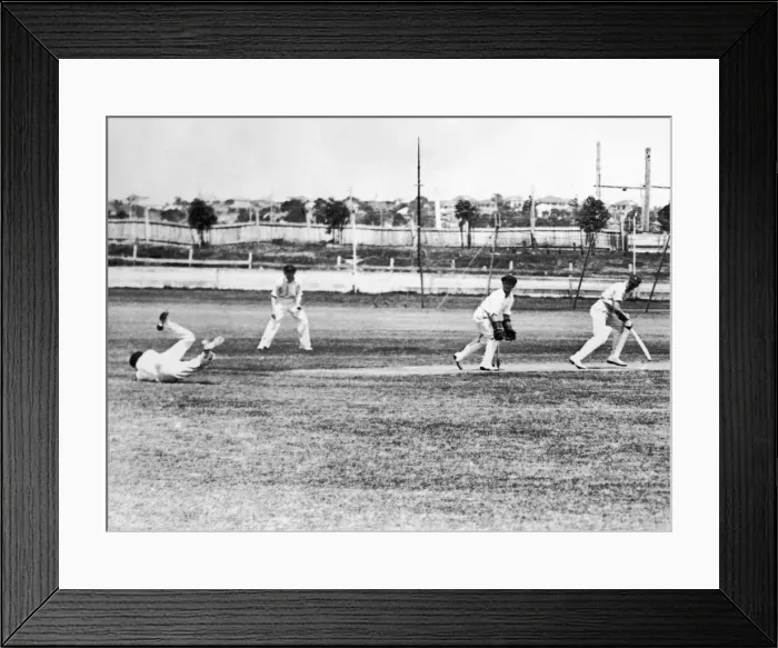Framed Print : England tour of Australia for the Ashes 1928 - 1929. F Bryant attempts to catch Framed Print : England tour of Australia for the Ashes 1928 - 1929. F Bryant attempts to catch