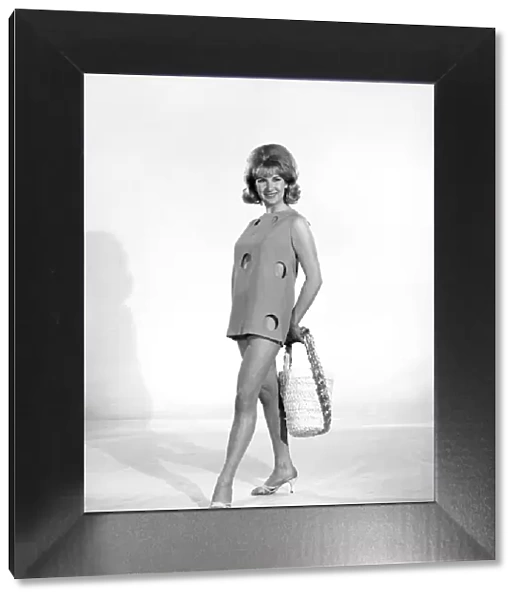 Clothing: Fashion: Beachwear: Model: Caron Gardner. 1965 B1876a-003