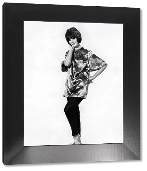 Clothing Fashion: Lynne Winterson. Fabuary 1966 P006737