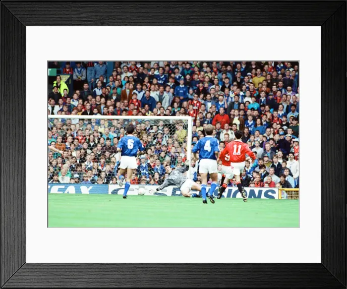 Framed Print : Everton 0-2 Manchester United, league match at Goodison Park Framed Print : Everton 0-2 Manchester United, league match at Goodison Park
