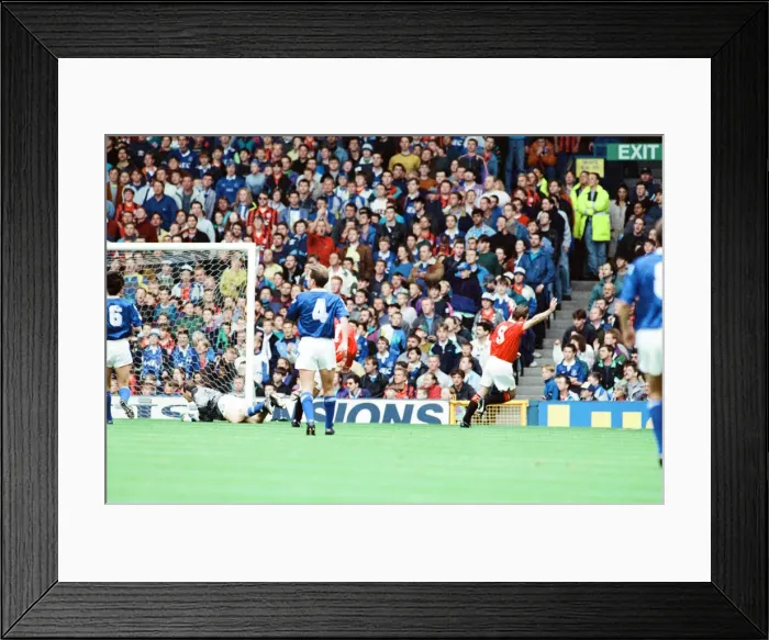 Framed Print : Everton 0-2 Manchester United, league match at Goodison Park Framed Print : Everton 0-2 Manchester United, league match at Goodison Park
