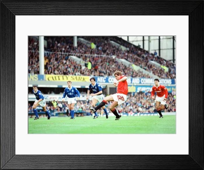 Framed Print : Everton 0-2 Manchester United, league match at Goodison Park
