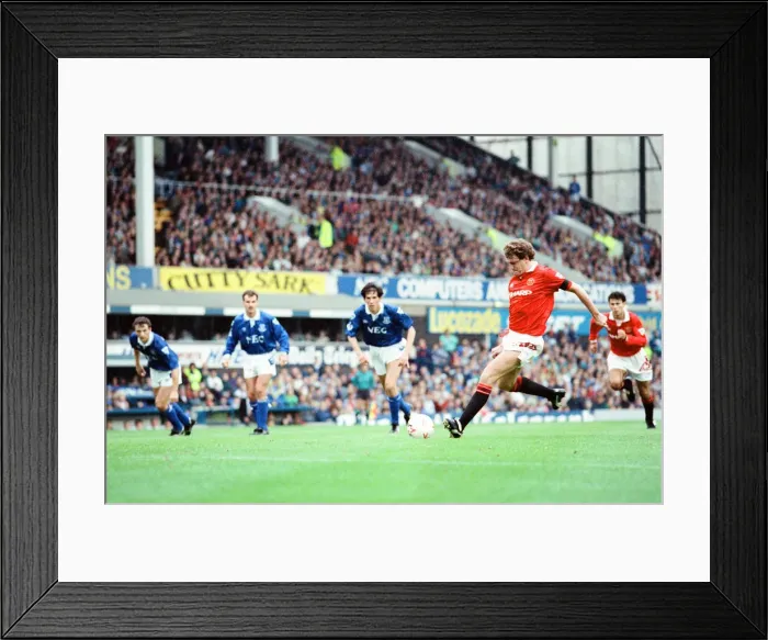 Framed Print : Everton 0-2 Manchester United, league match at Goodison Park Framed Print : Everton 0-2 Manchester United, league match at Goodison Park
