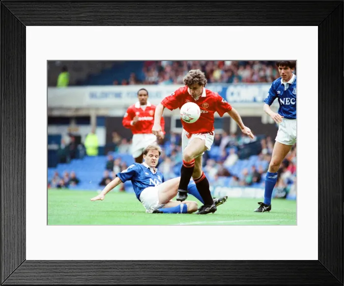 Framed Print : Everton 0-2 Manchester United, league match at Goodison Park Framed Print : Everton 0-2 Manchester United, league match at Goodison Park