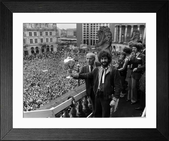 Framed Print : Aston Villa manager Ron Saunders and team captain Dennis Mortimer show off the League