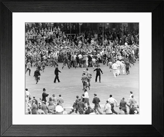 Framed Print : England v Australia Fifth Test match at the Oval for the Ashes