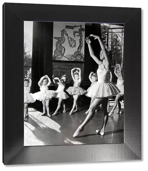 Children - Dancing - Ballet 07  /  12  /  1948 A©Daily Mirror hallmarkcardsusa