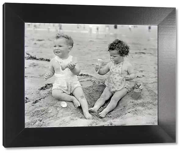 Seaside children - Nigel Vannes and Susan Warnes. 1st July 1950