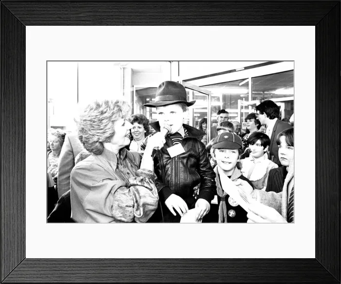 Framed Print : Impressionist Janet Brown was in North Shields on 1st September 1982 opening a brand new Framed Print : Impressionist Janet Brown was in North Shields on 1st September 1982 opening a brand new