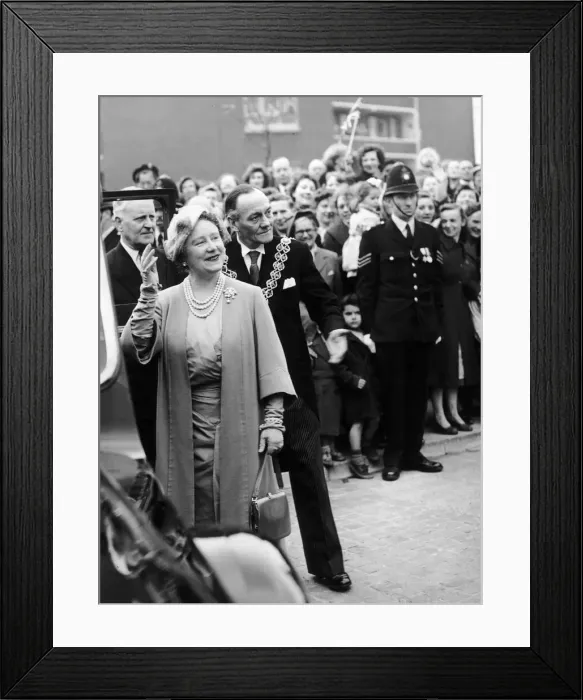 Framed Print : Queen Elizabeth the Queen Mother waves to crowds accompanied by the Lord mayor as she