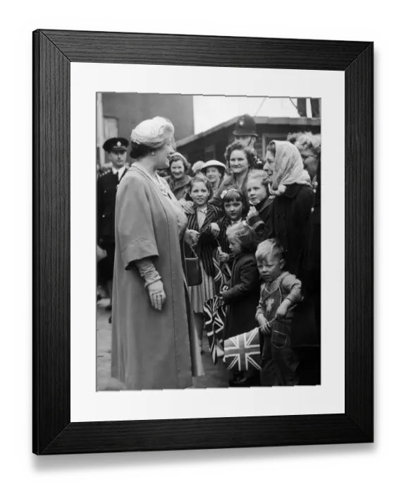 Framed Print : Queen Elizabeth the Queen Mother greets crowds gathered outside the Great Colmore Street