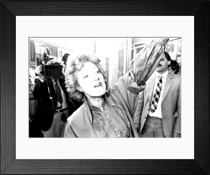 Framed Print : Impressionist Janet Brown was in North Shields on 1st September 1982 opening a brand new Framed Print : Impressionist Janet Brown was in North Shields on 1st September 1982 opening a brand new