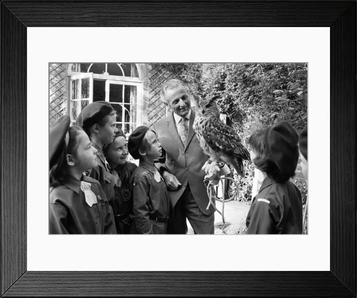 Framed Print : Members of the 222nd Birmingham Brownies at Kings Norton meet Mr Philip Ware Framed Print : Members of the 222nd Birmingham Brownies at Kings Norton meet Mr Philip Ware