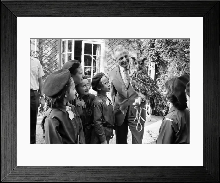 Framed Print : Members of the 222nd Birmingham Brownies at Kings Norton meet Mr Philip Ware