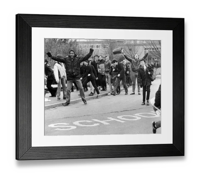 Framed Print : Pupils from the Caludon Castle School, Coventry show their delight at the end of