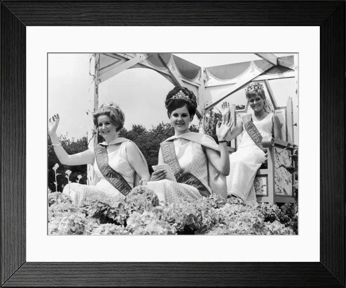 Framed Print : A wave from Carnival Queen Berenice Goodwin, from her float which headed the Coventry