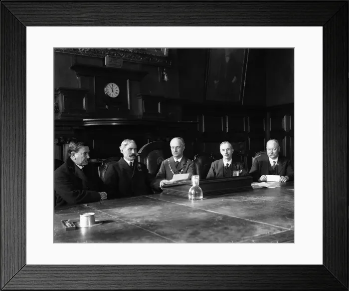 Framed Print : Mr Ramsay MacDonald handing his nomination papers for the Woolwich By-Election to