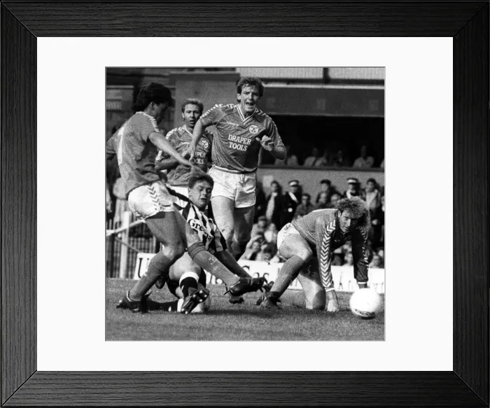 Framed Print : Newcastle United v Southampton. 26th September, 1987. Paul Gascoigne Framed Print : Newcastle United v Southampton. 26th September, 1987. Paul Gascoigne