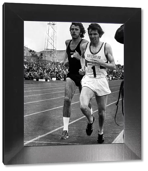 New Zealand athlete, Rod Dixon, chases down Brendan Foster in the 5