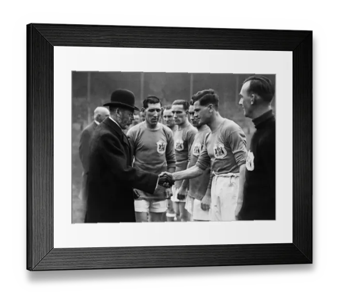 Framed Print : FA Cup - 1927 - Cardiff City v Arsenal - King George V is introduced to the Cardiff team Framed Print : FA Cup - 1927 - Cardiff City v Arsenal - King George V is introduced to the Cardiff team