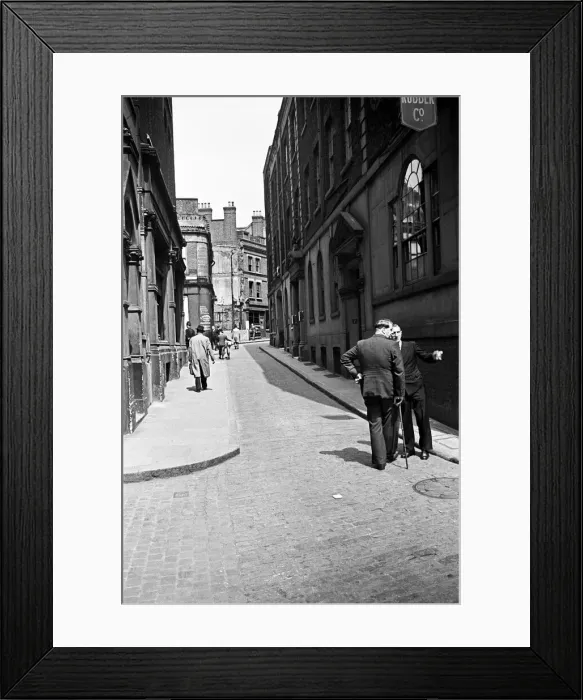 Framed Print : Black Farmers Lane around Mayfair in Central London. 27th May 1946 Framed Print : Black Farmers Lane around Mayfair in Central London. 27th May 1946