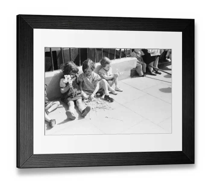 Framed Print : London Kids, children seen here playing in the street during the spring of 1941 Circa May