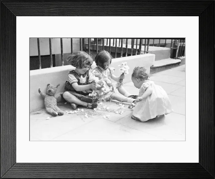 Framed Print : London Kids, children seen here playing in the street during the spring of 1941 Circa May