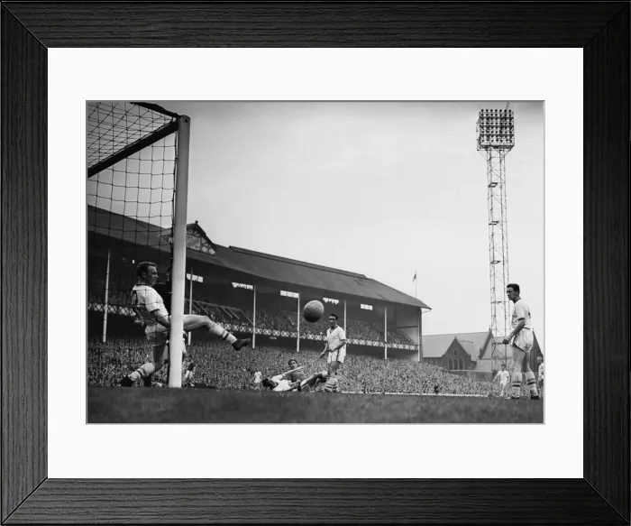 Framed Print : English League Division One match at Goodison Park. Everton 3 v Leeds United 2 Framed Print : English League Division One match at Goodison Park. Everton 3 v Leeds United 2