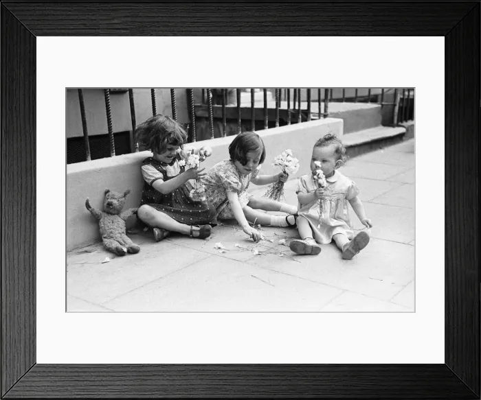 Framed Print : London Kids, children seen here playing in the street during the spring of 1941 Circa May