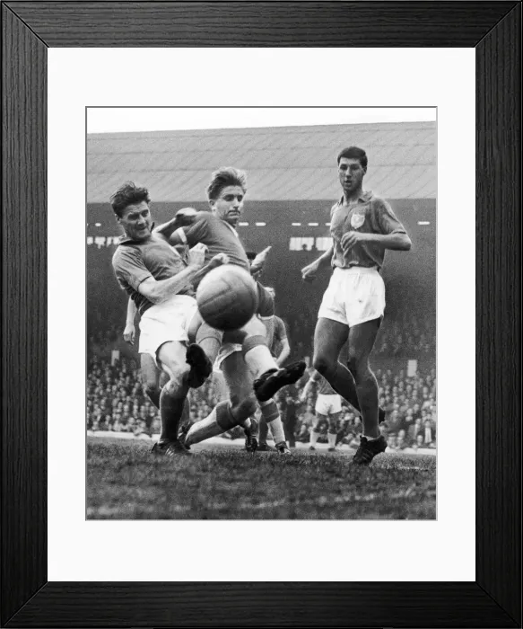 Framed Print : Footballer Dave Hickson in action against Portsmouth. Circa 1960 Framed Print : Footballer Dave Hickson in action against Portsmouth. Circa 1960