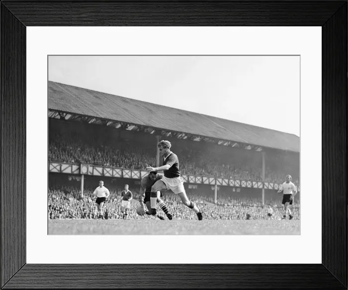 Framed Print : English League Division One match at Goodison Park. Everton 0 v Fulham 0 Framed Print : English League Division One match at Goodison Park. Everton 0 v Fulham 0